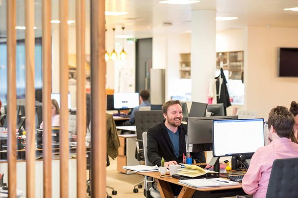 Comment développer un programme de formation continue adapté aux besoins spécifiques des seniors en entreprise ?